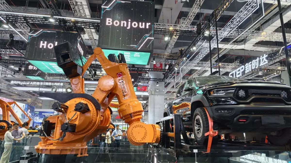 Robot China Angkat Lima Ton Pecahkan Rekor Guinness