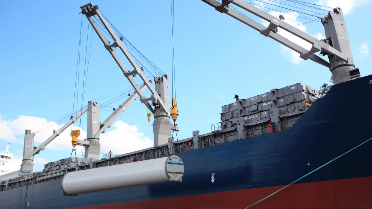 Kenapa Dermaga Kita Masih Hidraulik Saat Crane Kapal Listrik?